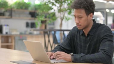 Dizüstü bilgisayarlı Afrikalı Amerikalı İş Düşünüyor 