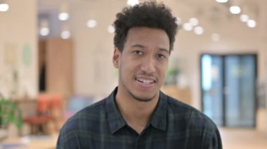 Afrikalı Amerikalı adam çevrimiçi video görüşmesi yapıyor. 