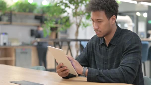 African American Man χρησιμοποιώντας Tablet στο χώρο εργασίας — Αρχείο Βίντεο