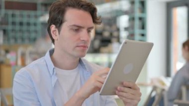Tabletteki Kayba Tepki Veren Genç Adamın Portresi