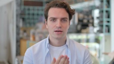 Çekici Genç Adamın Uçan Öpücük Veren Portresi 