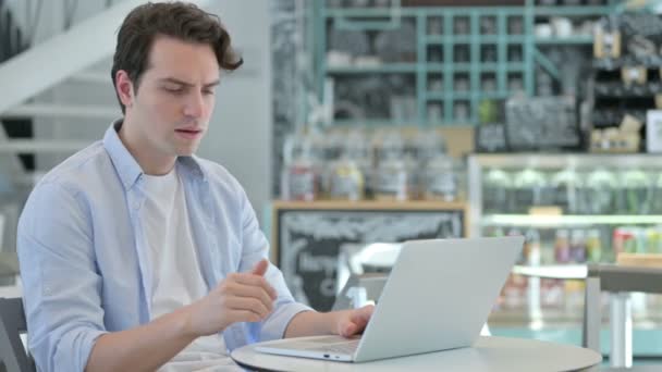 Jovem com laptop com tosse — Vídeo de Stock