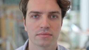 Şok Olan Genç Adam 'ın Yüzü 