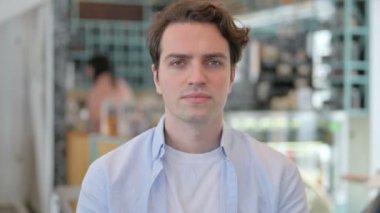 Çekici Genç Adam 'ın portresi Diş ağrısı, Cavity