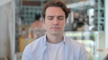 Genç adamın baş ağrısı portresi