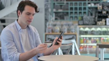 Genç Adam Smartphone 'da Başarılı Çevrimiçi Ödeme Yapıyor