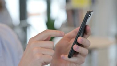 Akıllı telefon kullanarak Genç Adam 'a yaklaş