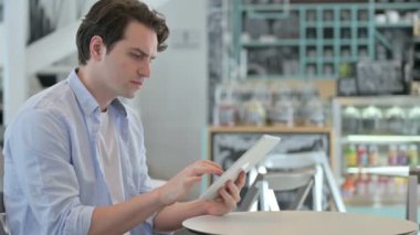 Cafe 'de Tablet kullanan Çekici Genç Adam 