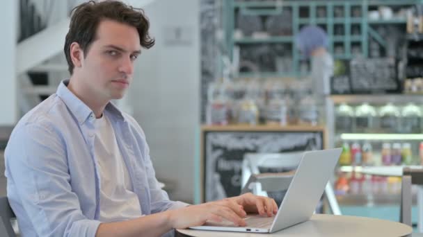 Νεαρός με το φορητό υπολογιστή κουνώντας το κεφάλι ως σύμβολο Ναι — Αρχείο Βίντεο
