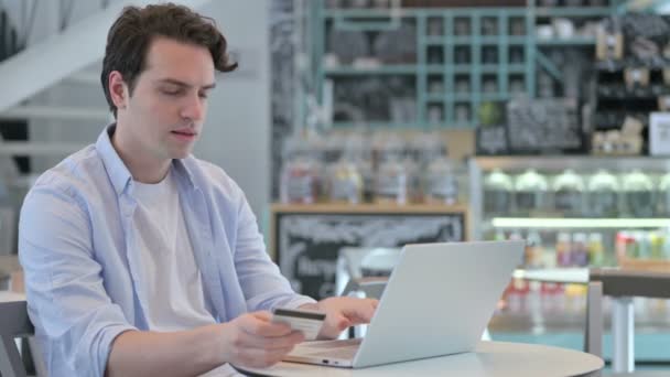 Paiement en ligne réussi sur ordinateur portable par le jeune homme — Video