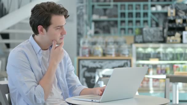 Junger Mann mit Laptop im Café — Stockvideo