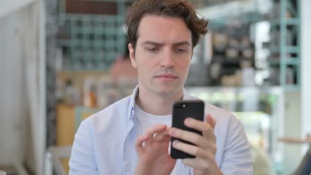 Portrét mladého muže pomocí chytrého telefonu — Stock video
