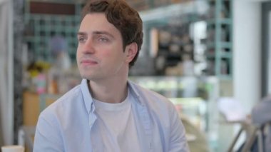 Bekleyen ve İzleyen Genç Adamın Portresi 