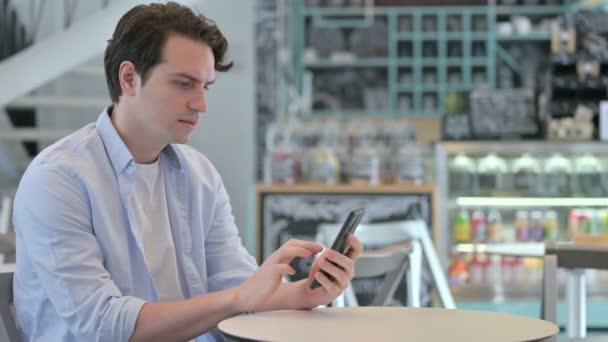 Genç Adam Kafe 'de Akıllı Telefon' da Kayıp — Stok video