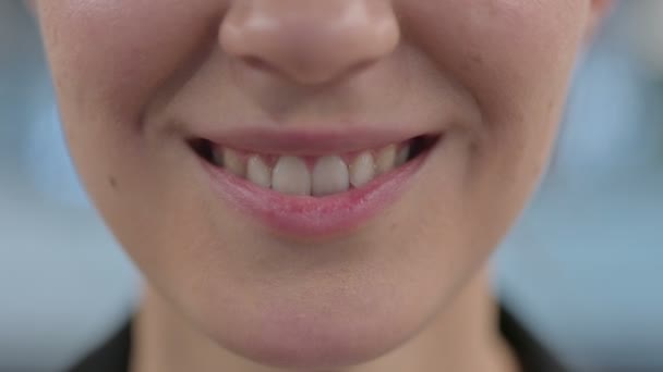 Close up de sorridente mulher lábios e dentes — Vídeo de Stock