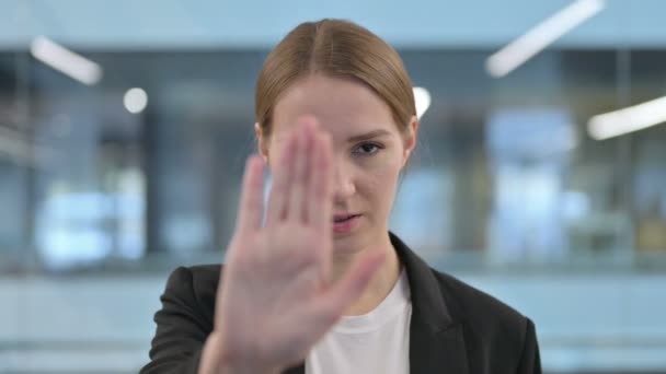 Portrett av kvinne som viser stopp-tegn for hånd – stockvideo