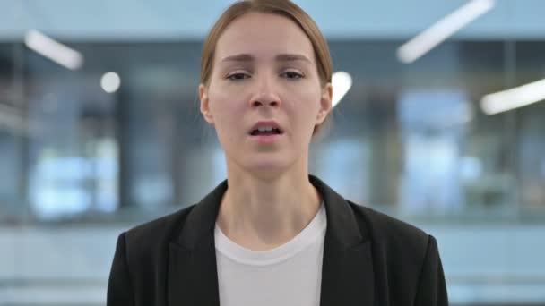Porträt einer kranken Geschäftsfrau, die niest — Stockvideo