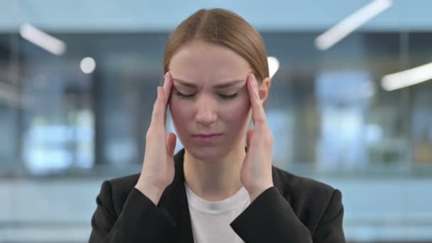 Portrait de femme d'affaires ayant mal à la tête — Video