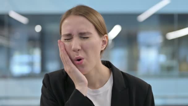 Portrait de femme d'affaires ayant mal aux dents, la cavité — Video