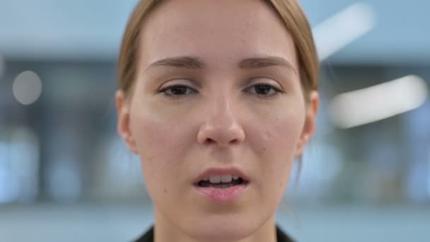 Жінка, яка страждає від головного болю — стокове відео