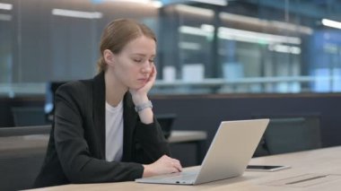 Uykulu İş Kadını Laptop kullanırken Şekerleme Yapıyor 