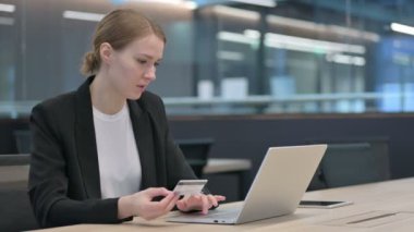 İş kadını tarafından Bilgisayarda Çevrimiçi Alışveriş Ödemesi Başarısızlığı 