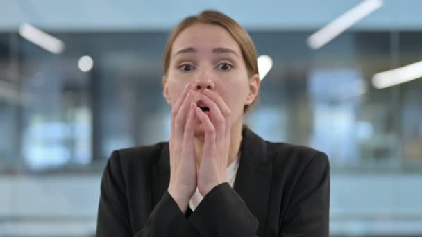 Retrato de la mujer de negocios sintiéndose asustada, asustada — Vídeos de Stock