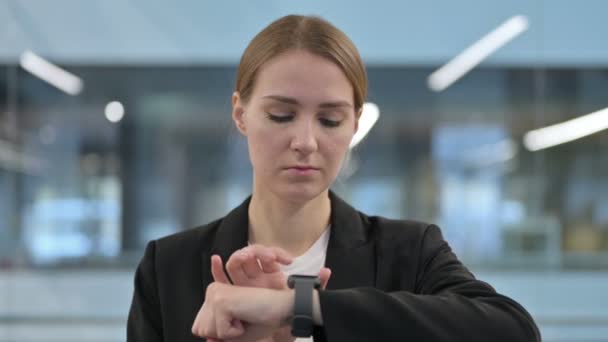 Empresária usando Smartwatch para informações — Vídeo de Stock