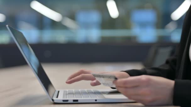 Zbliżenie żeńskich rąk dokonywania płatności online na laptopie — Wideo stockowe