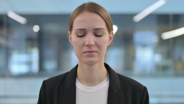 Retrato da mulher triste chorando para a câmera — Vídeo de Stock