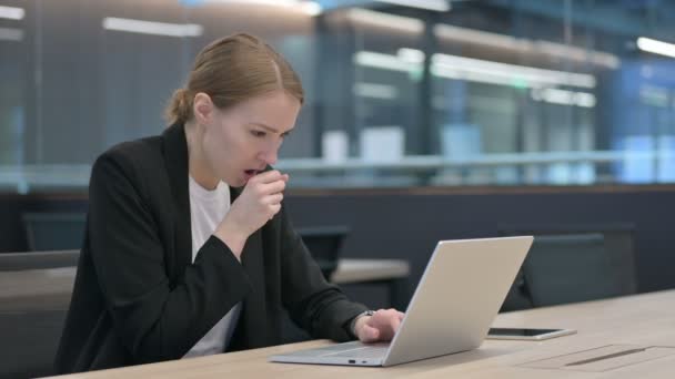 İş kadını iş yerinde dizüstü bilgisayar kullanırken öksürüyor — Stok video