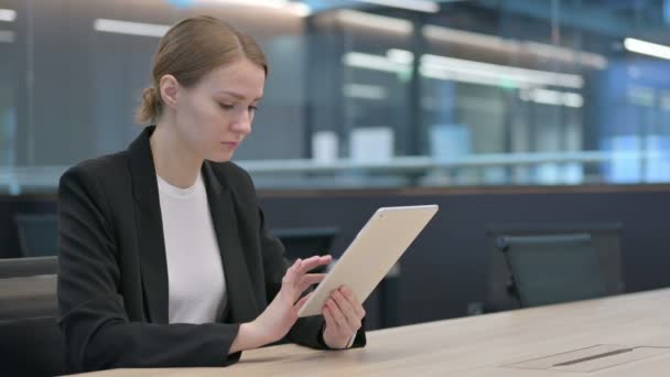 Attraktive Geschäftsfrau nutzt Tablet bei der Arbeit — Stockvideo