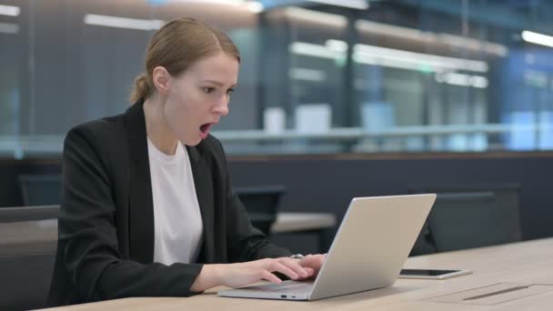 Donna d'affari che reagisce alla perdita durante l'utilizzo del computer portatile — Video Stock