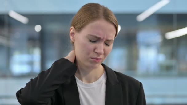 Portrait of Businesswoman having Neck Pain — Stock Video