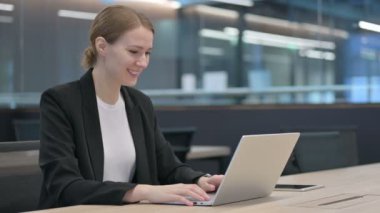 İş kadını laptopta görüntülü konuşuyor. 