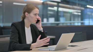 Kızgın İş Kadını İş yerinde Akıllı Telefonla Konuşuyor