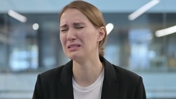 Портрет расстроенной предпринимательницы, плачущей после потери — стоковое видео