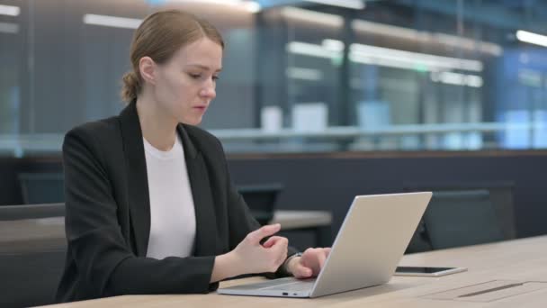 Üzletasszony, akinek csuklófájdalma van, miközben gépel a laptopon — Stock videók