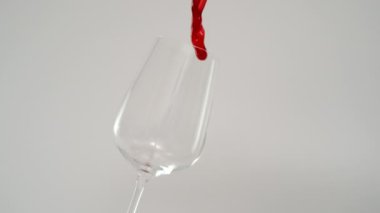 Yavaş Dökülen Şaraplar Eğimli Bardakta 1000 fps, Beyaz Arkaplan 