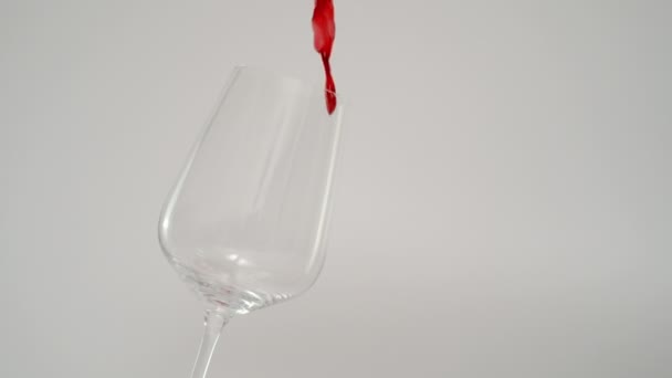 Разливка красного вина в Tilted Glass на 1000 кадров в секунду, белый фон — стоковое видео