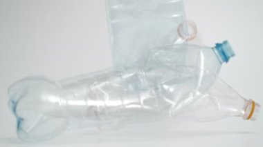 Yavaş Plastik Şişe Hareketi Düşüyor, Beyaz Arkaplan 'da 1000 fps' den vuruldu 
