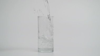 Buzlu Şeffaf Bardakta Yavaş Dökülen Su Hareketi, 1000 fps 