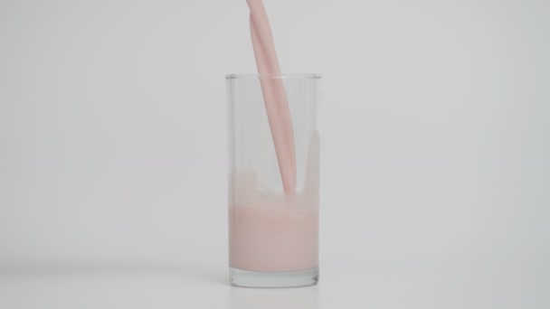 Movimento lento di versamento del latte al cioccolato in vetro trasparente a 1000 fps — Video Stock