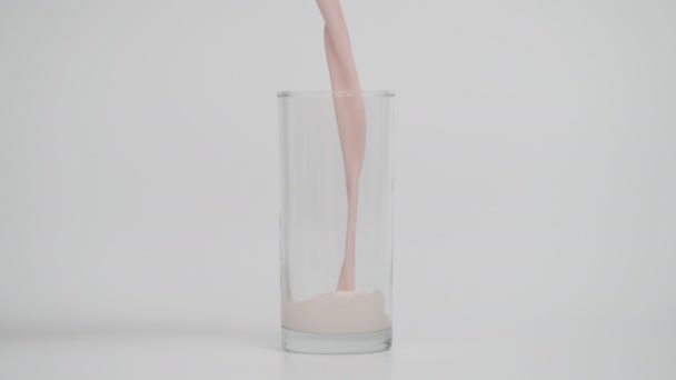 以1000 fps的速度在玻璃杯中倒入巧克力牛奶的超级慢速运动 — 图库视频影像