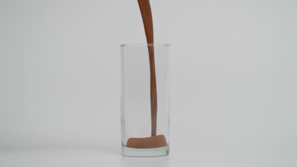透明玻璃杯中以1000 fps浇注巧克力的超慢速运动 — 图库视频影像