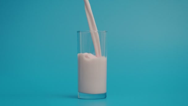 用1000 fps的牛奶填充透明玻璃杯的超慢速运动 — 图库视频影像