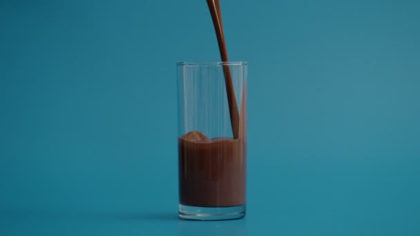 Super Slow Motion töltelék átlátszó üveg csokoládé tej — Stock videók