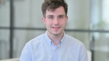 Genç Adam 'ın İşaretini Gösterirken Portresi 