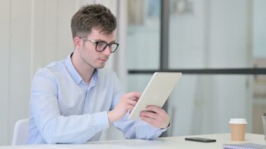 Ofiste Tablet kullanan Çekici Genç Adam 