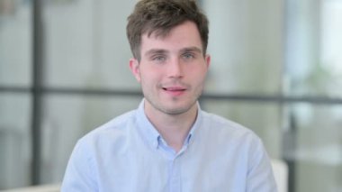 Genç adam alkışlıyor, takımı alkışlıyor.